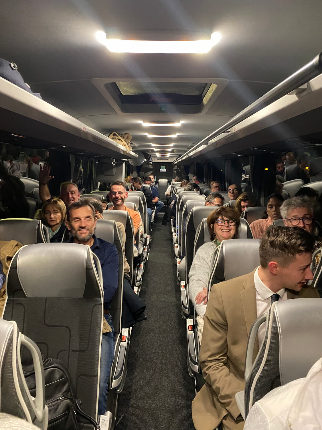 Membres IMLA dans le bus pour la soirée Vendée Globe en 2024 lors du Congrès au Puy du Fou